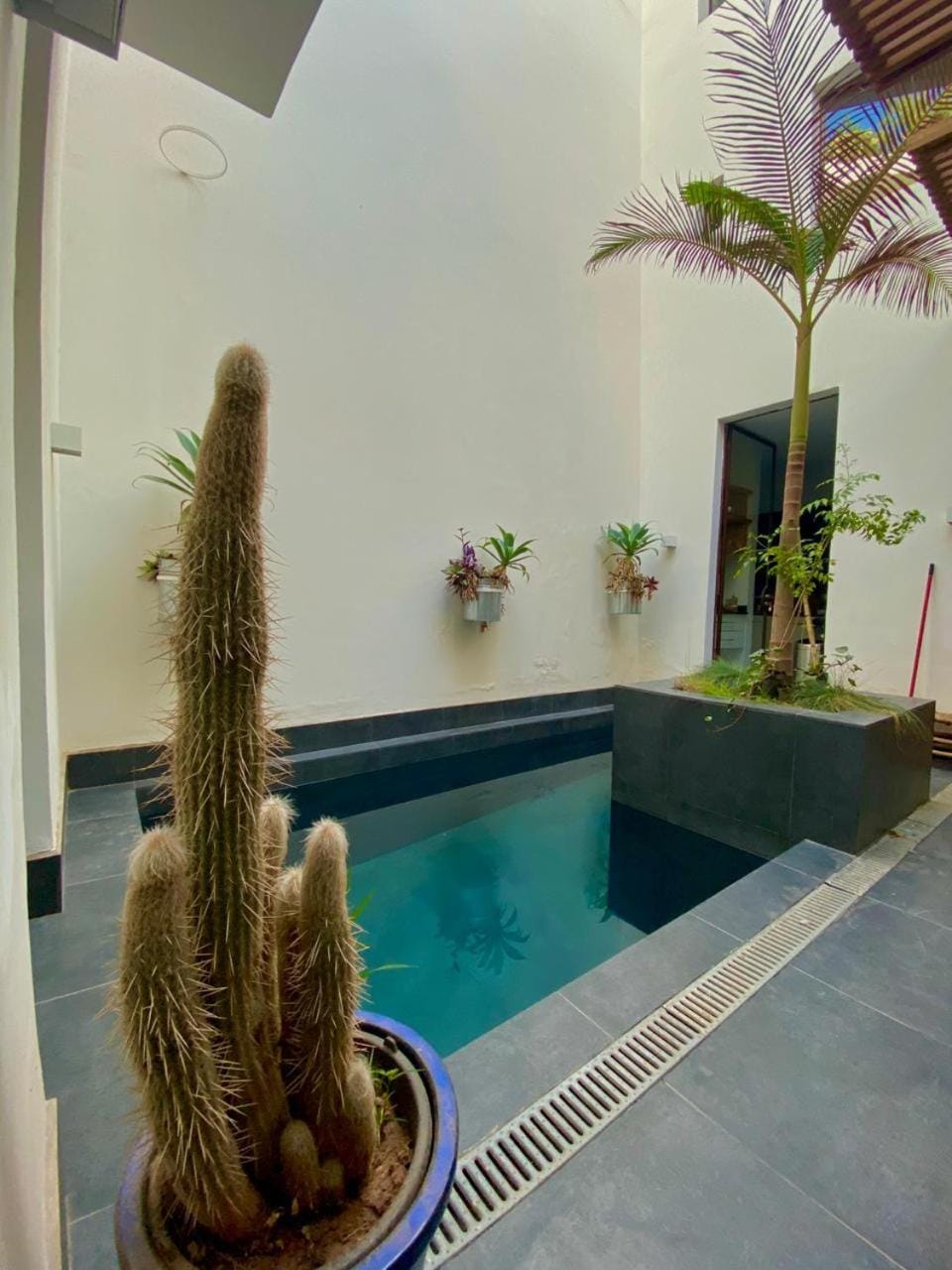 Decorative detail, Pool view
