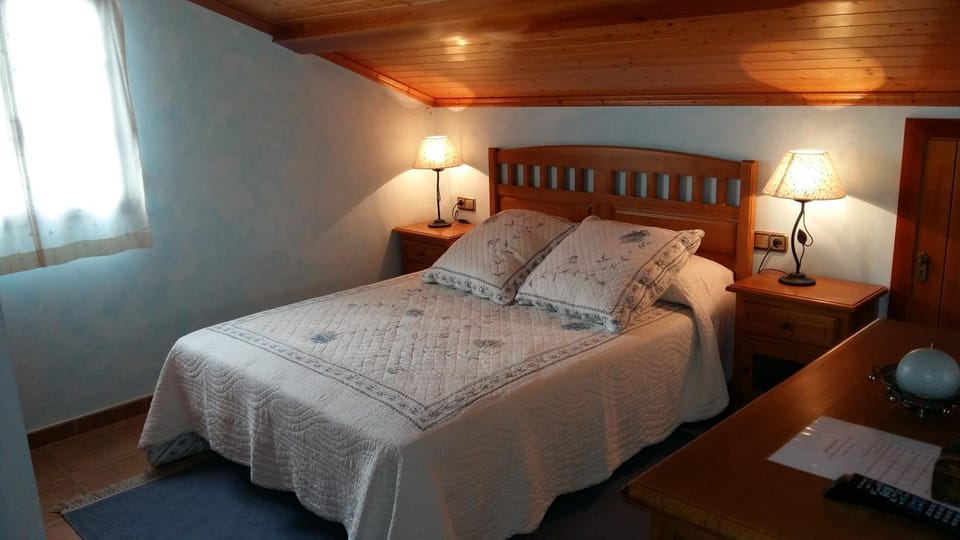 Bed, Photo of the whole room, Bedroom