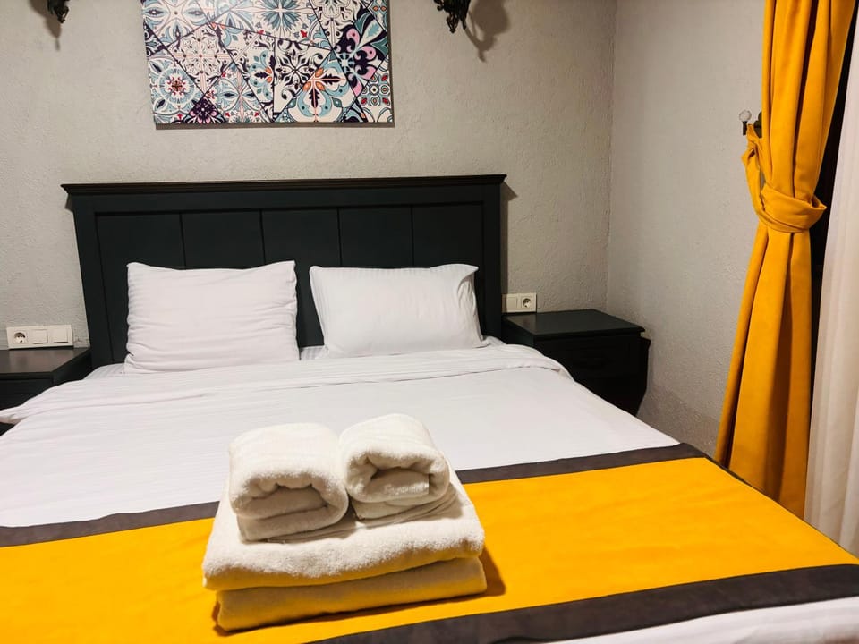 Bed, towels