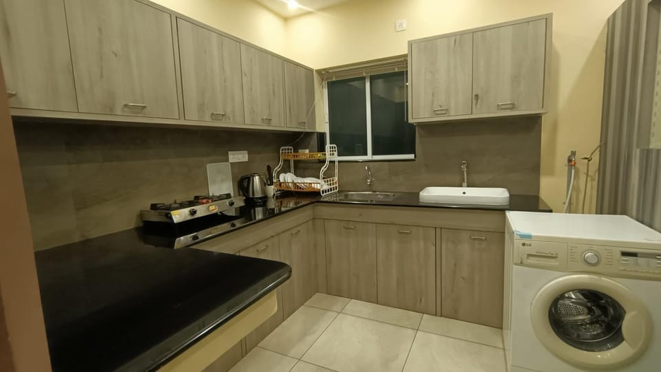 Kitchen or kitchenette, minibar, washing machine, dryer