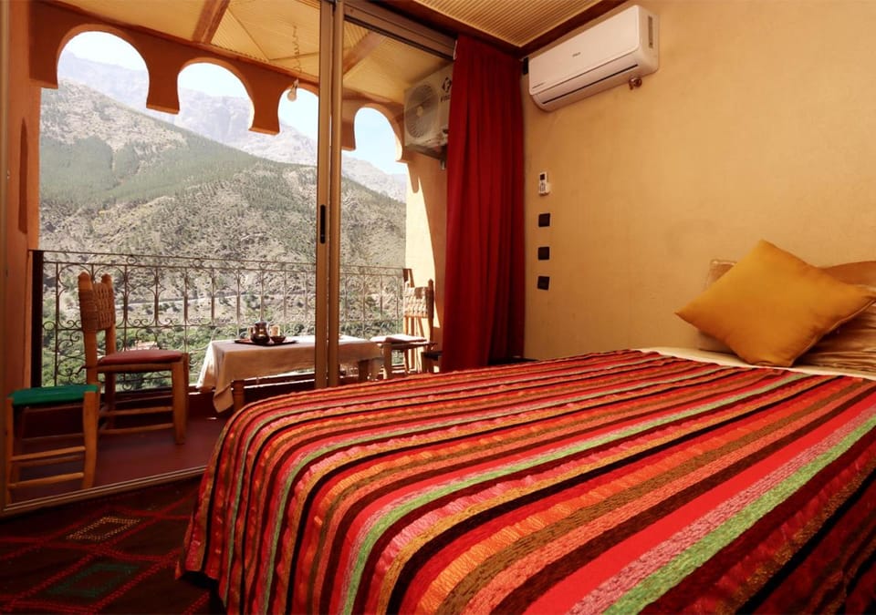 View (from property/room), Balcony/Terrace, Living room, Mountain view