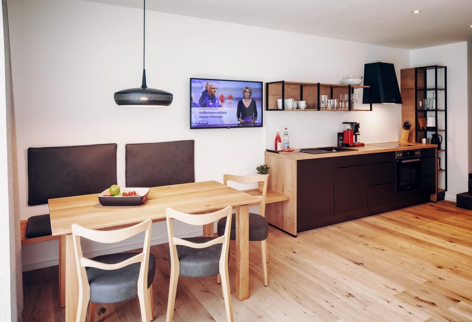 Kitchen or kitchenette, Dining area