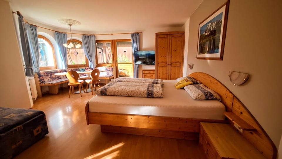 Living room, Photo of the whole room, Seating area, Bedroom