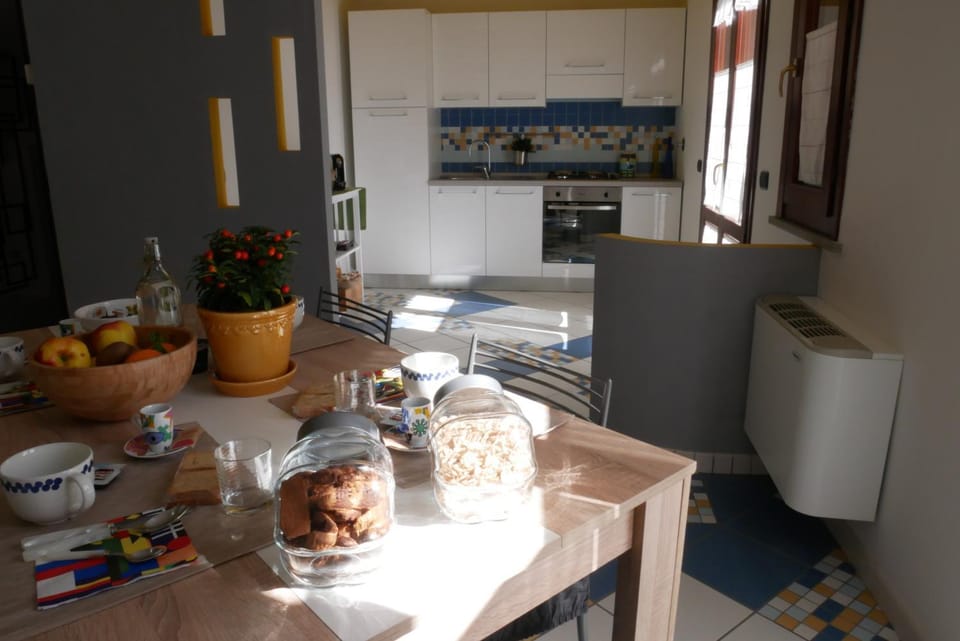 Kitchen or kitchenette, Food and drinks, Dining area, oven, stove