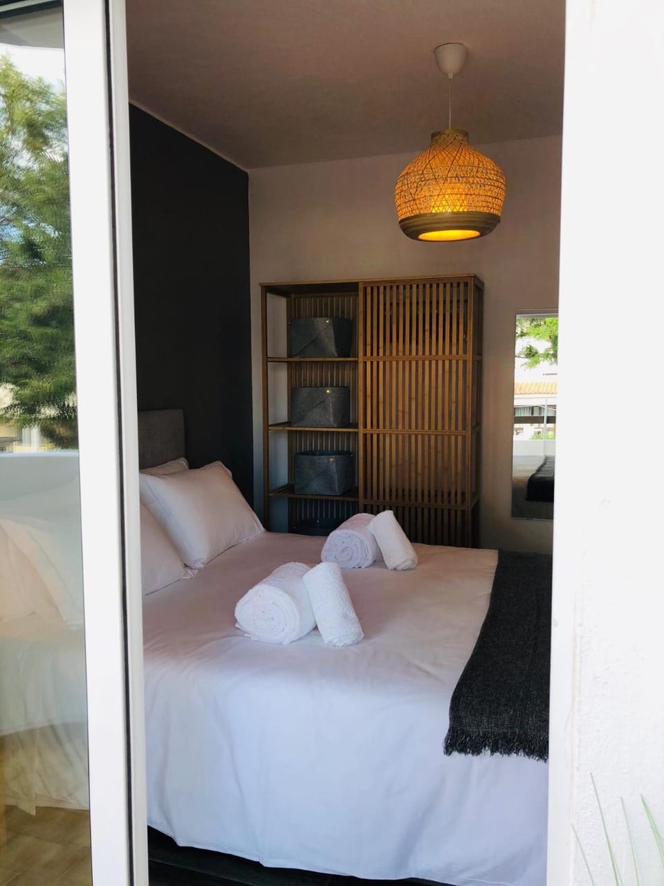 Bed, Bedroom, towels