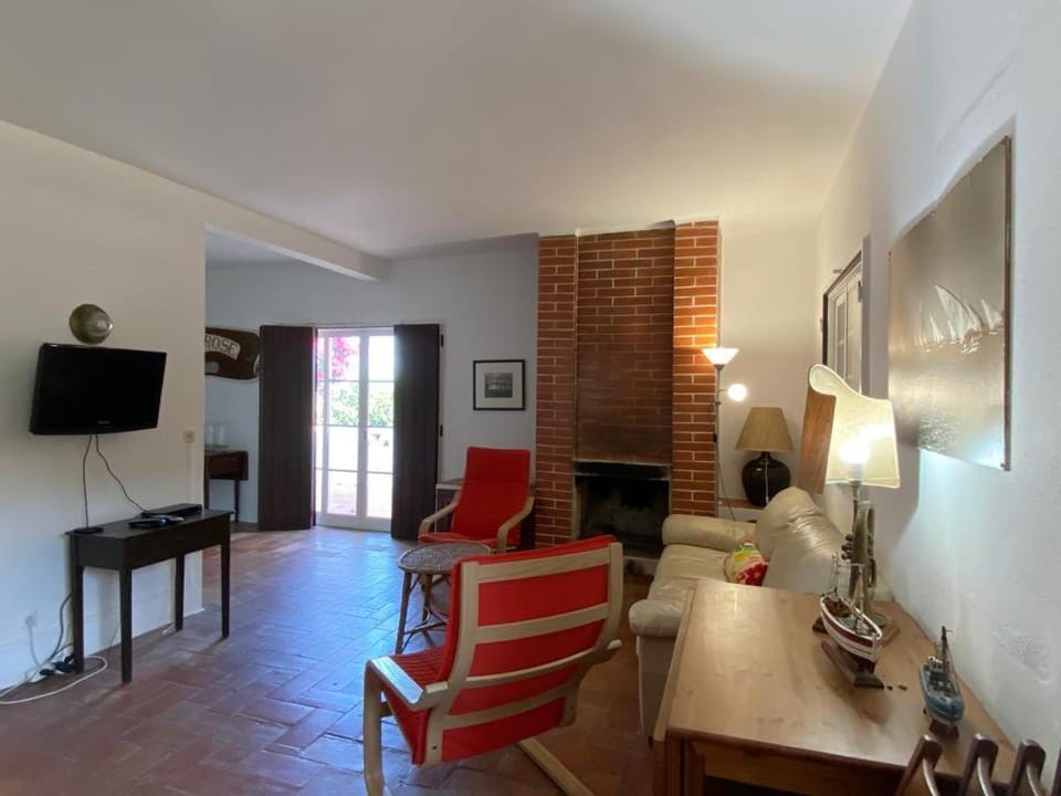 Facade/entrance, TV and multimedia, Living room, Seating area