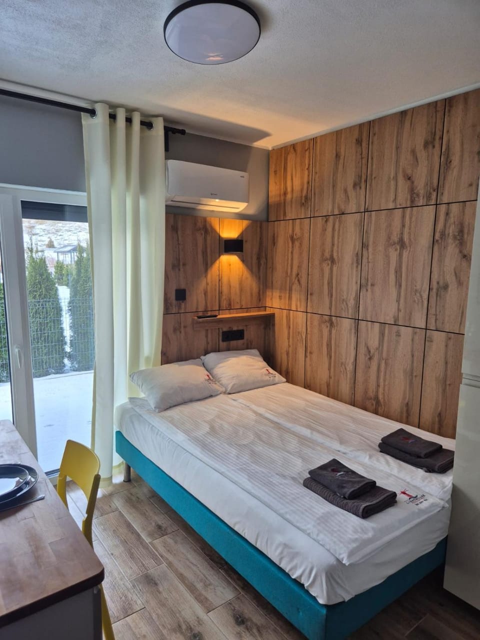 Bed, Living room, Photo of the whole room, Seating area, Bedroom, towels