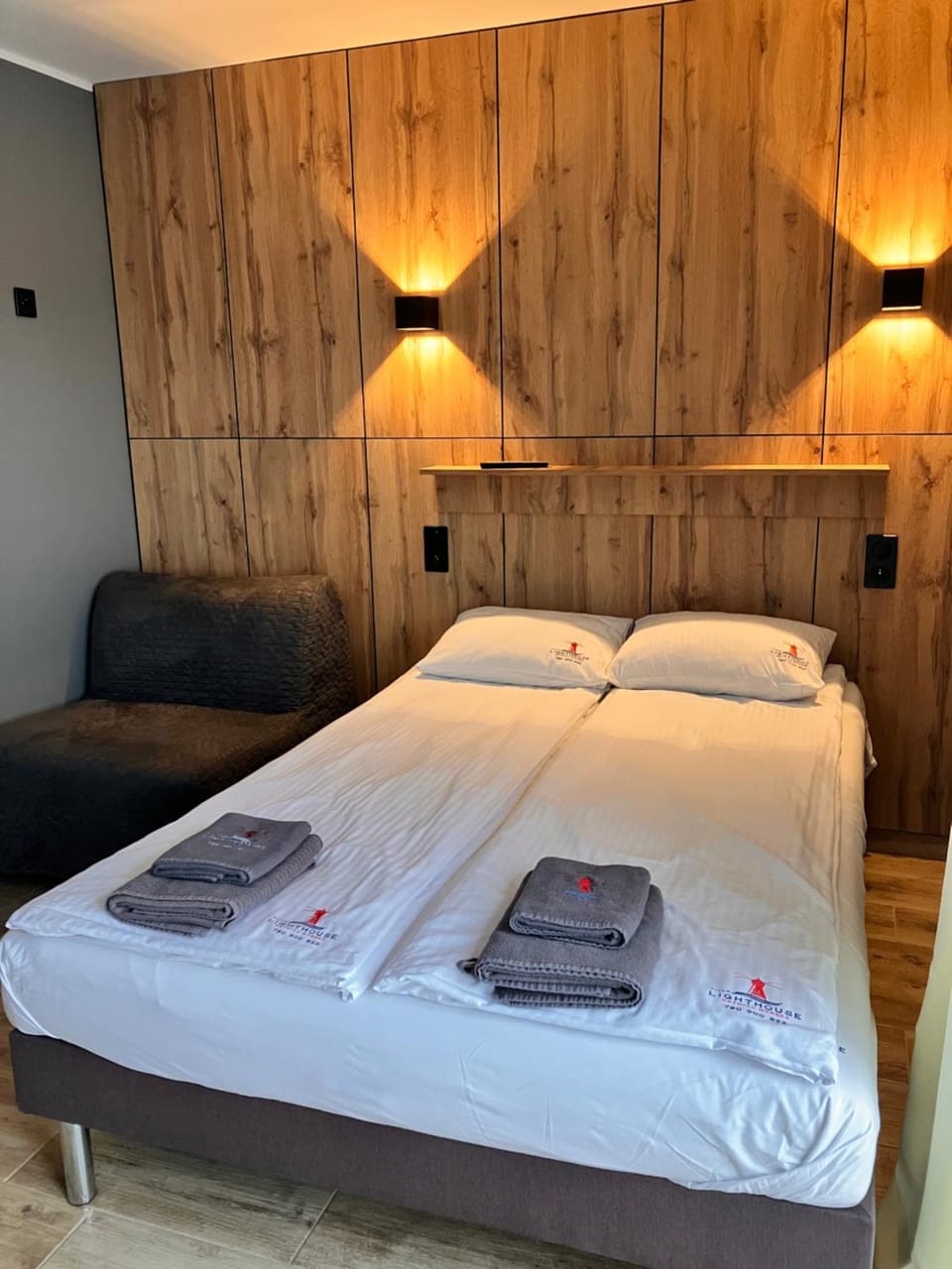 Bed, Photo of the whole room, Bedroom, towels