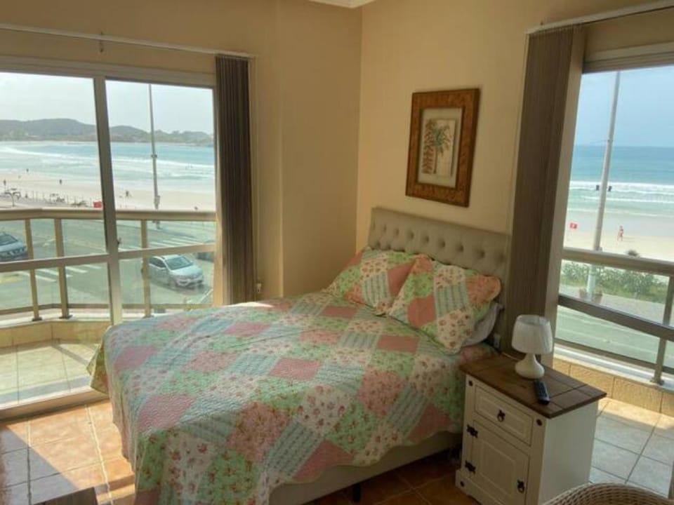 PRAIA DO FORTE LUXO - TOTALMENTE DE FRENTE PARA o MAR Apartment in Cabo Frio