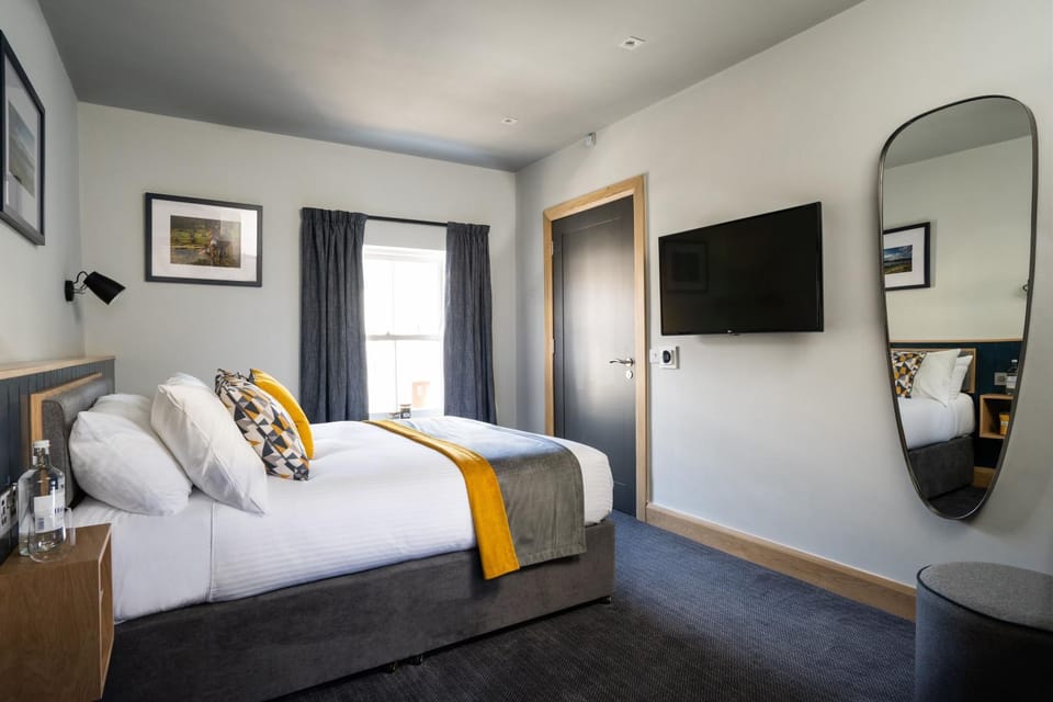 Bed, Day, Summer, TV and multimedia, Photo of the whole room, Bedroom, Autumn, On site