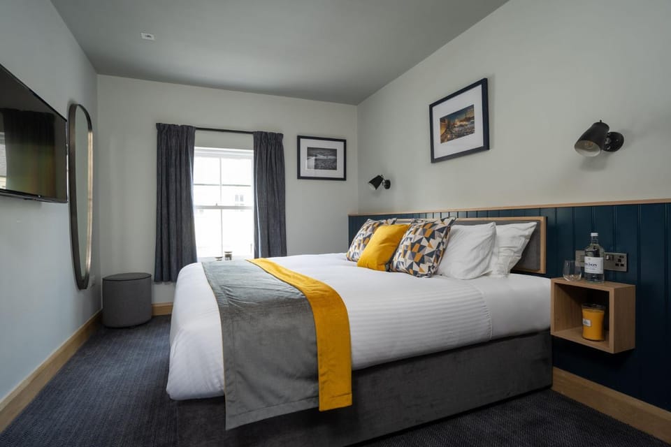 Bed, Day, Summer, TV and multimedia, Photo of the whole room, Bedroom, Autumn, On site