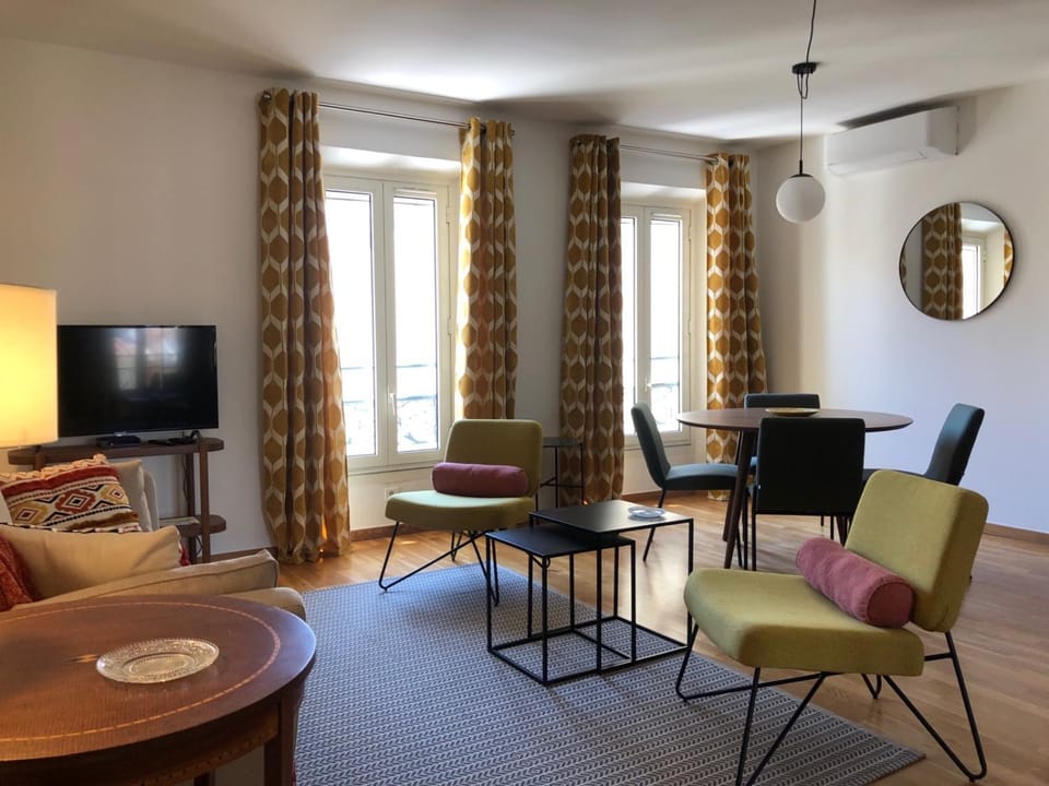 Living room, Dining area, Meals