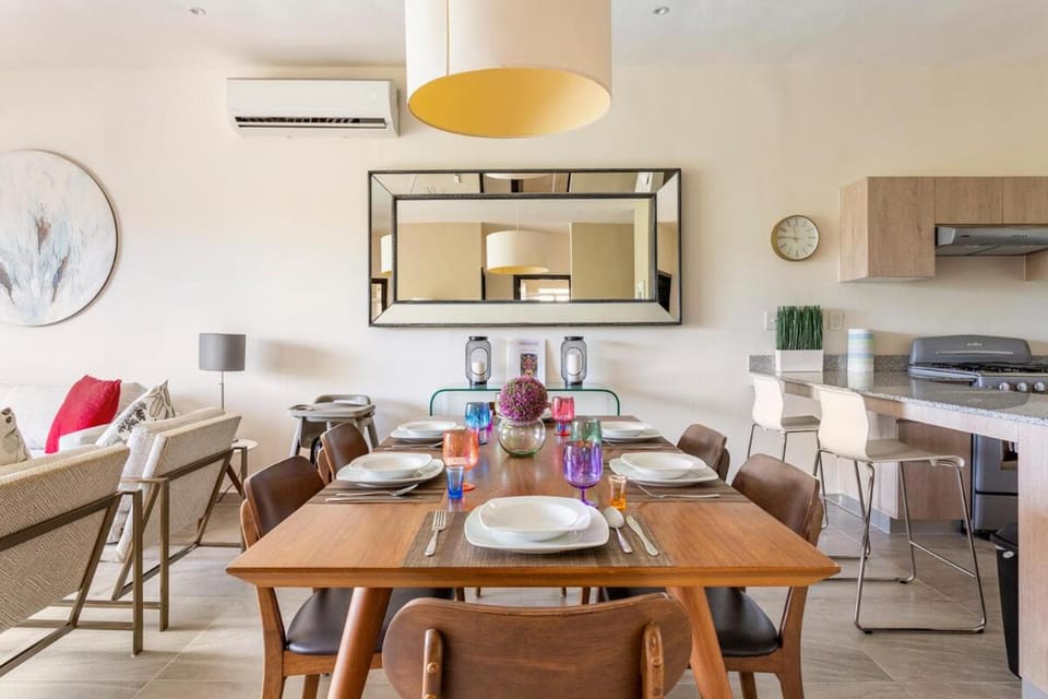 Kitchen or kitchenette, Seating area, Dining area, minibar, pet friendly, stove, air conditioner
