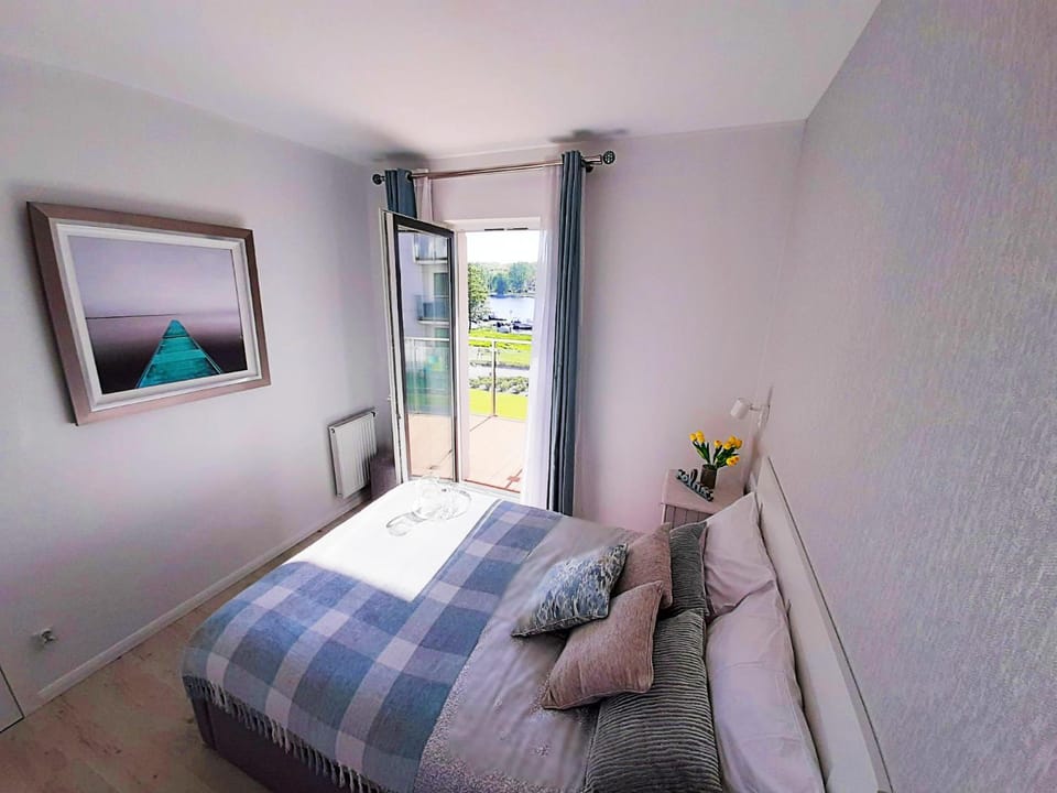 Bed, Day, Photo of the whole room, Bedroom, Garden view, Lake view, internet, wardrobe