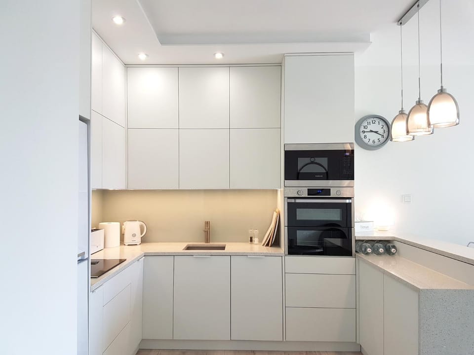 Coffee/tea facilities, Kitchen or kitchenette, Lounge or bar, Food and drinks, Photo of the whole room, Dining area, Food, Breakfast, Lunch, Dinner, Drinks, dishwasher, microwave, oven, storage, stove, toaster