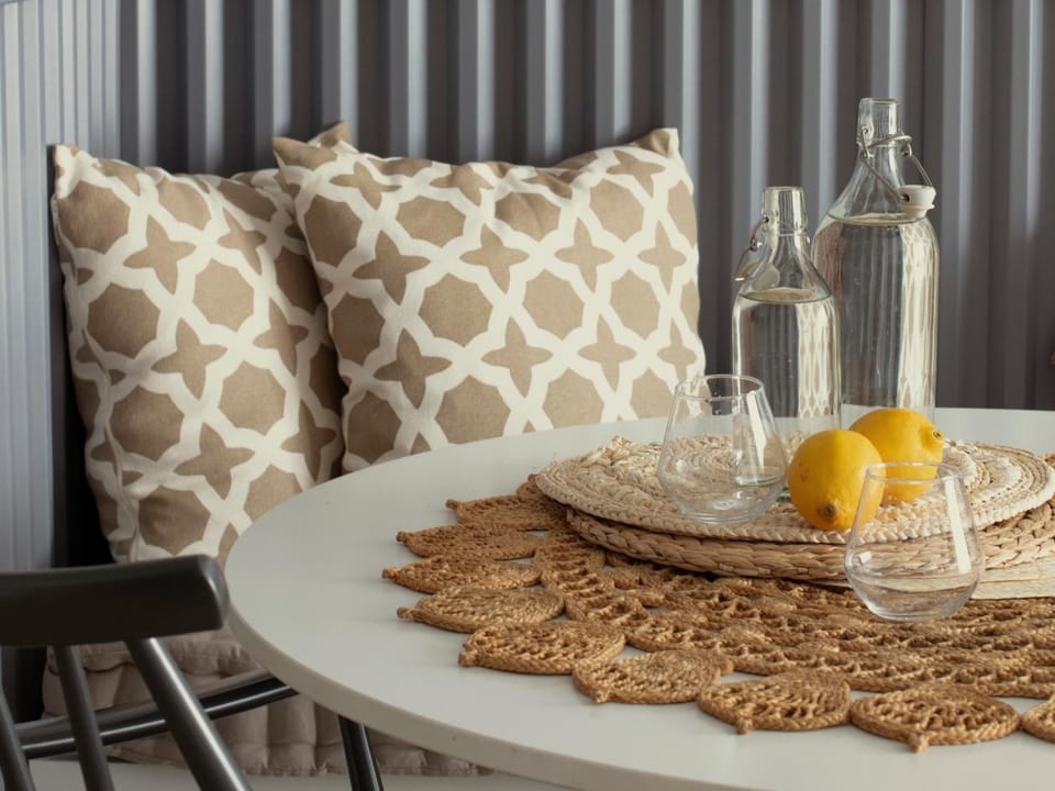 Food and drinks, Seating area, Dining area, Drinks