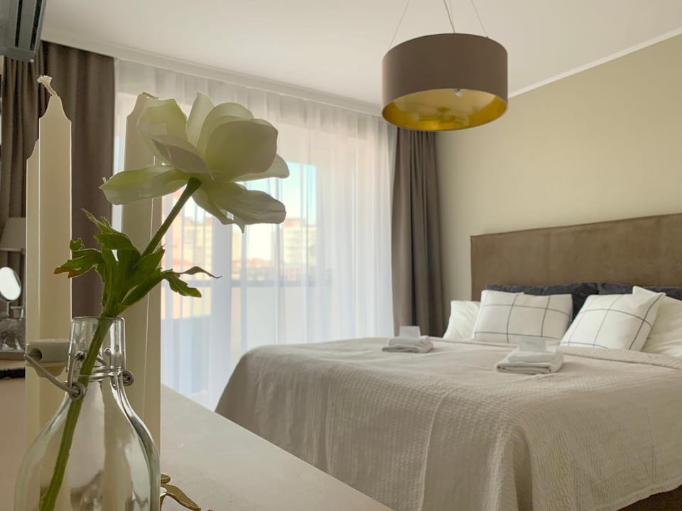 Bed, Day, Photo of the whole room, Decorative detail, Bedroom, City view, bunk bed