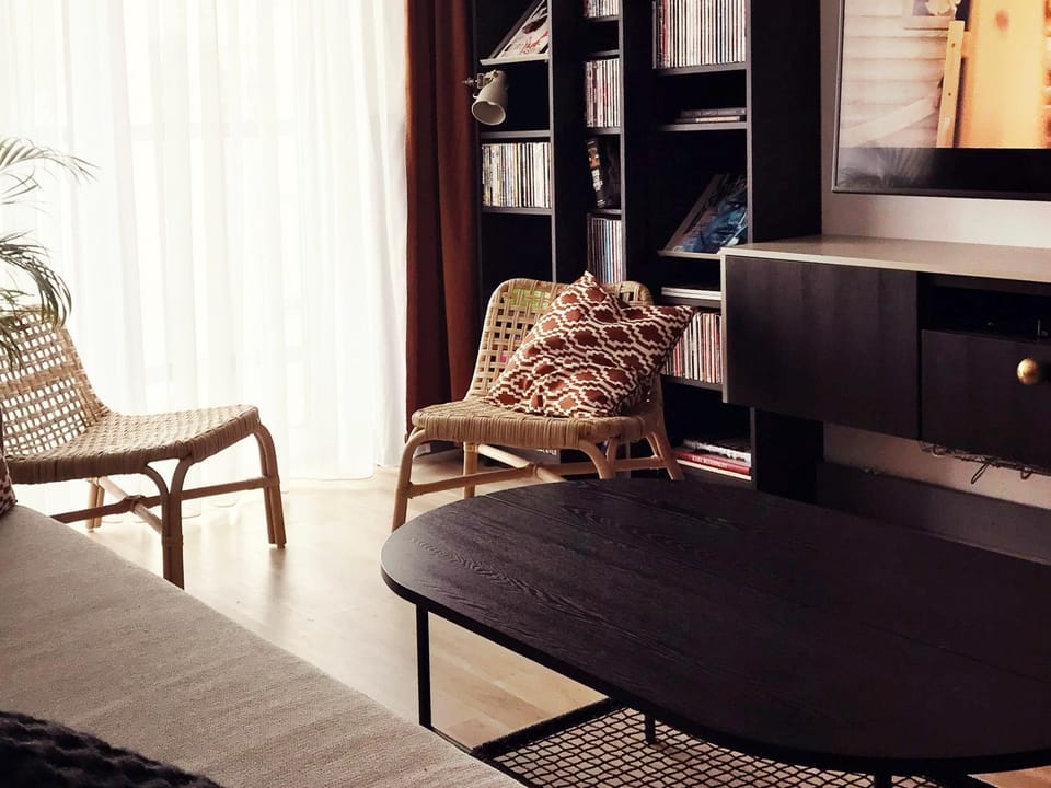 Communal lounge/ TV room, Library, Living room, Seating area