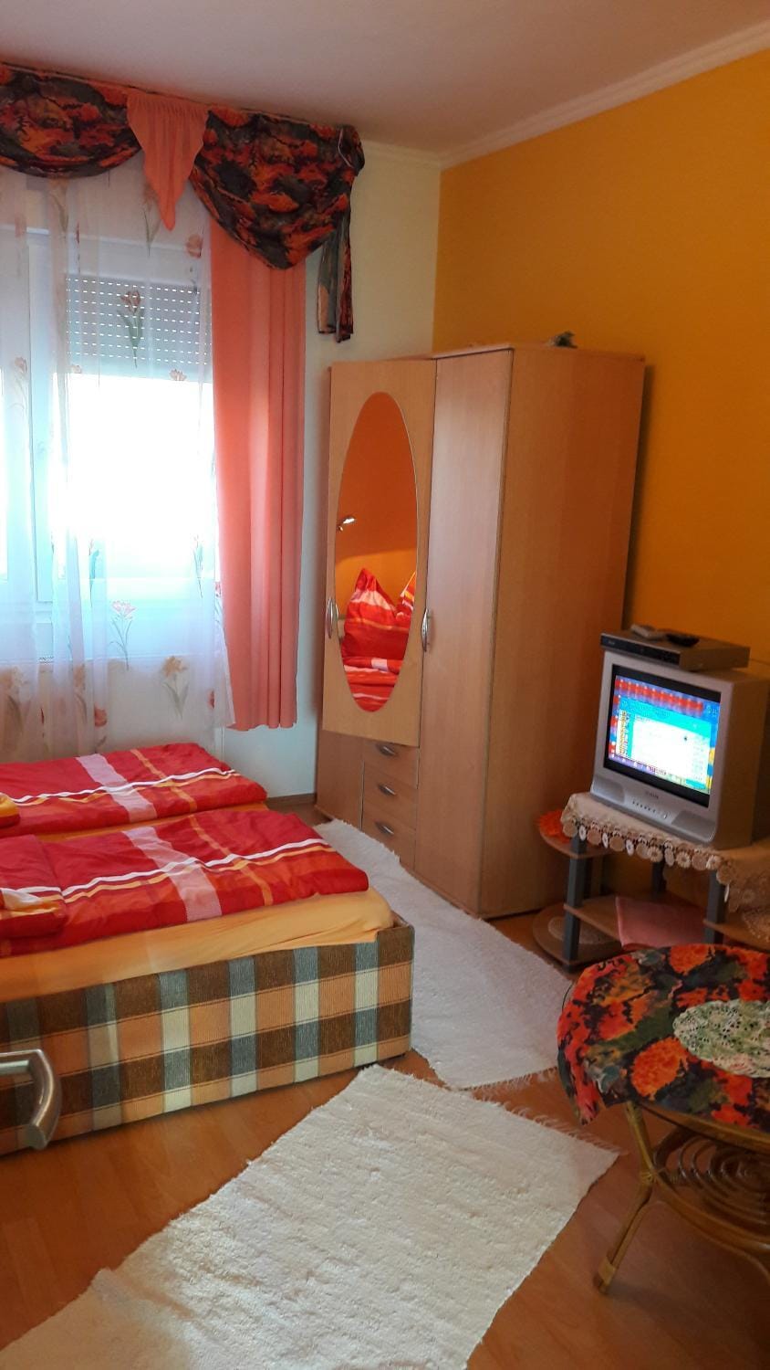 Bed, TV and multimedia, Bedroom