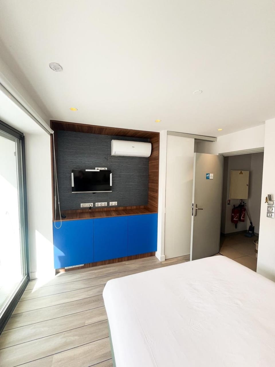 Bed, TV and multimedia, Photo of the whole room, Bedroom