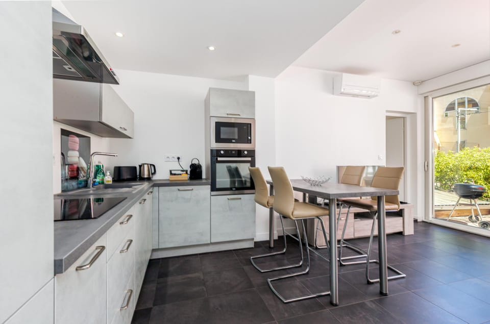 Coffee/tea facilities, Kitchen or kitchenette, Dining area, dishwasher, stove, toaster