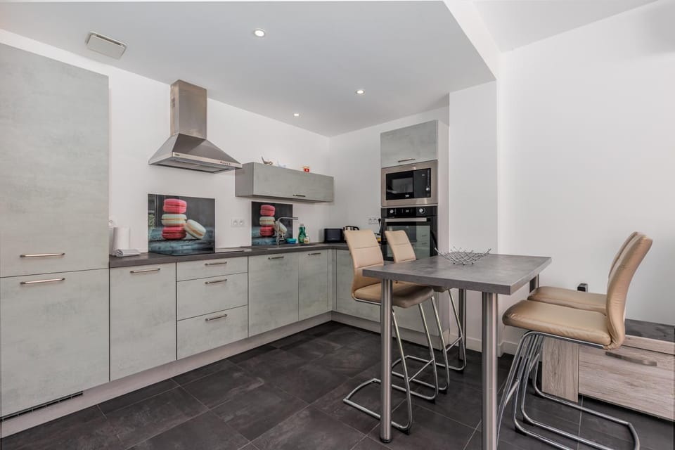 Kitchen or kitchenette, Dining area, oven, stove, toaster