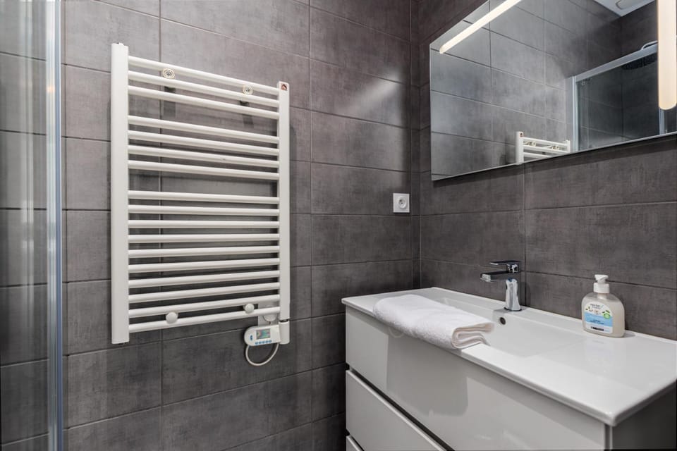 Shower, Bathroom, towels