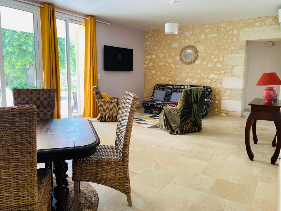 Communal lounge/ TV room, TV and multimedia, Living room, Seating area, Dining area