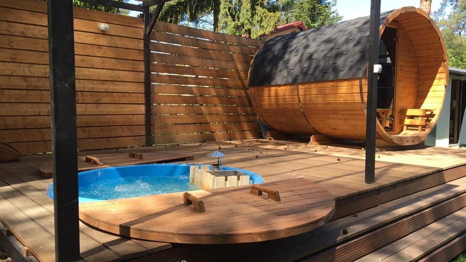 Luksusowa Willa pod Lasem, Otwock - Shared garden, sauna, wood hot tub between two apartments ! Hot tub seasonal May to October Apartment in Masovian Voivodeship