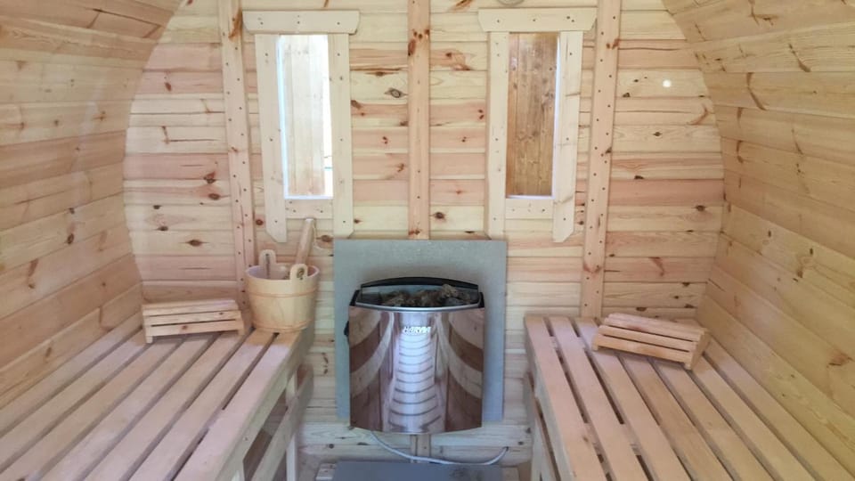 Luksusowa Willa pod Lasem, Otwock - Shared garden, sauna, wood hot tub between two apartments ! Hot tub seasonal May to October Apartment in Masovian Voivodeship