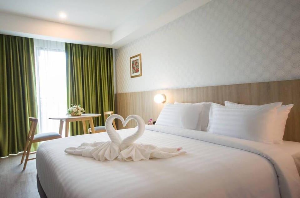 Bed, Seating area, Bedroom