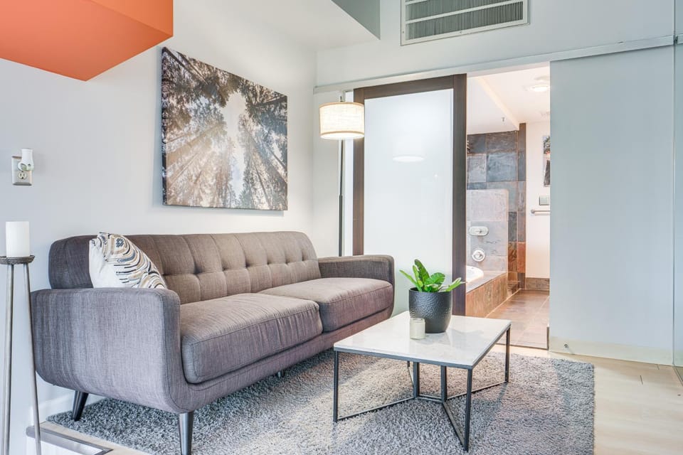 Dtwn Cleveland Loft-Style Condo: Walk to Stadiums! House in Ohio City