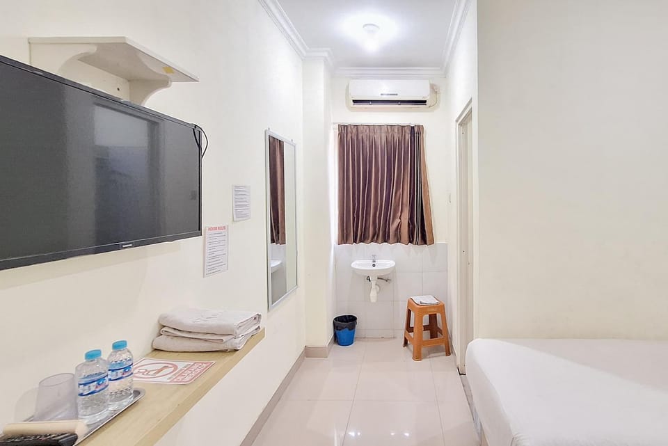 Bed, Bathroom