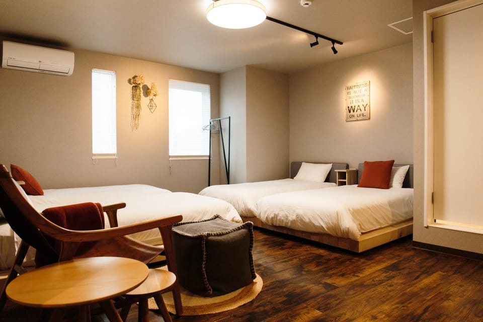 Bed, Photo of the whole room, Seating area, Bedroom, air conditioner