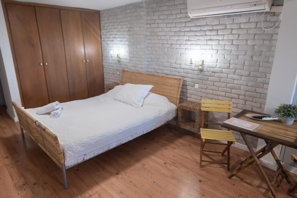Bed, Living room, Photo of the whole room, Seating area, Dining area, Bedroom, towels, wardrobe, air conditioner