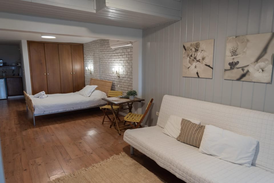 Bed, Living room, Photo of the whole room, Seating area, Bedroom