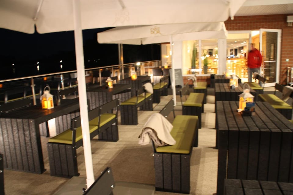 Restaurant/places to eat, Seating area