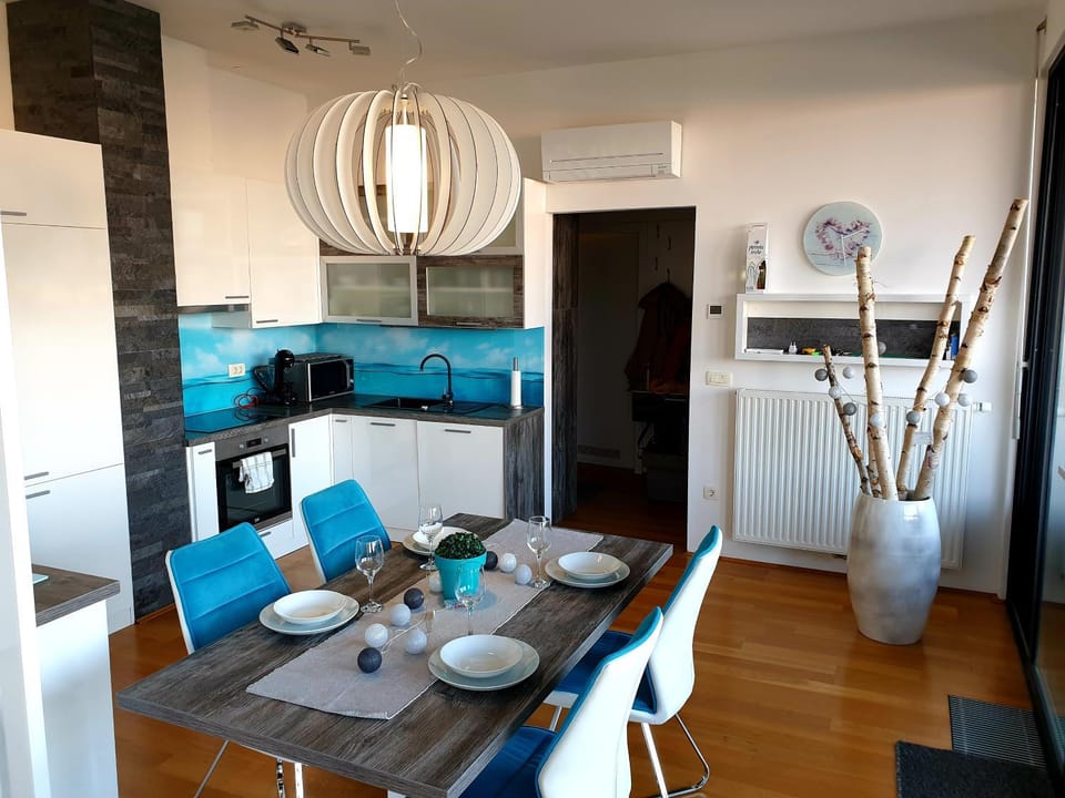 Kitchen or kitchenette, Dining area
