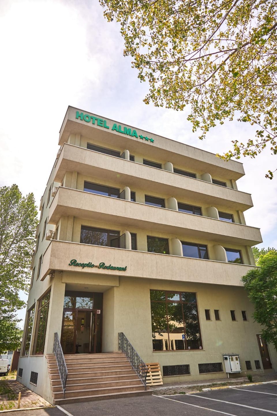 Facade/entrance