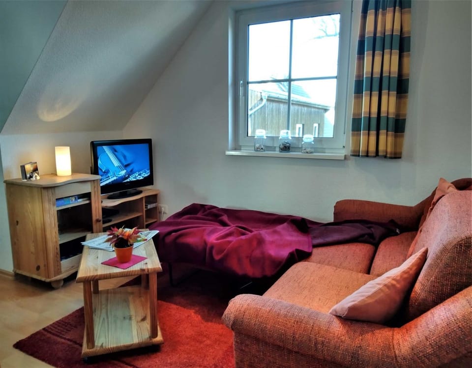 Communal lounge/ TV room, TV and multimedia, Living room, Seating area, Evening entertainment