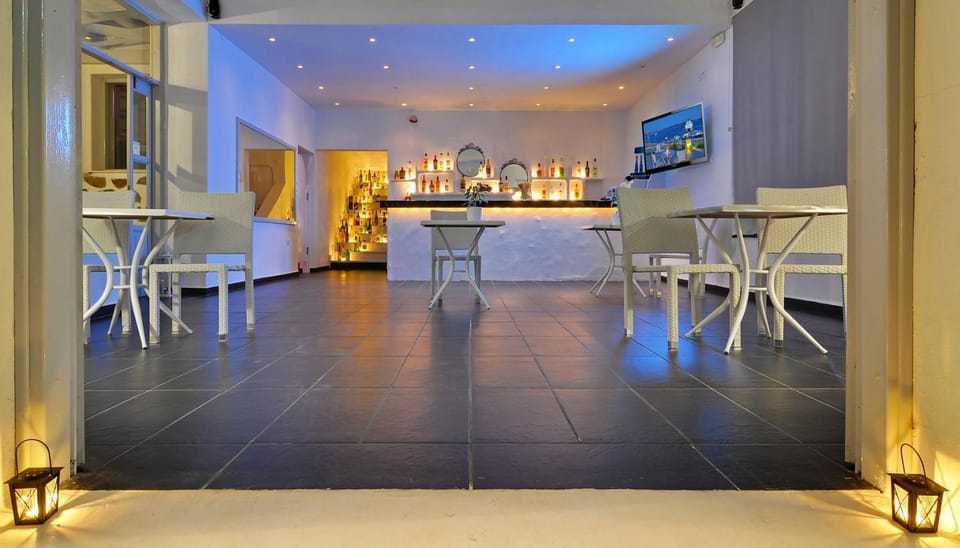 Lounge or bar, Seating area, Dining area