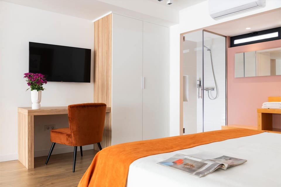 Bed, TV and multimedia, Seating area, Bedroom, wardrobe