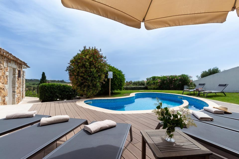 Day, Natural landscape, Garden, Swimming pool, sunbed