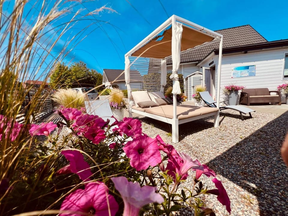 Biale Domki Paula Rewal - Domki z klimatyzacja, w obiekcie Jacuzzi i darmowe Wifi! Nature lodge in West Pomeranian Voivodeship, Poland