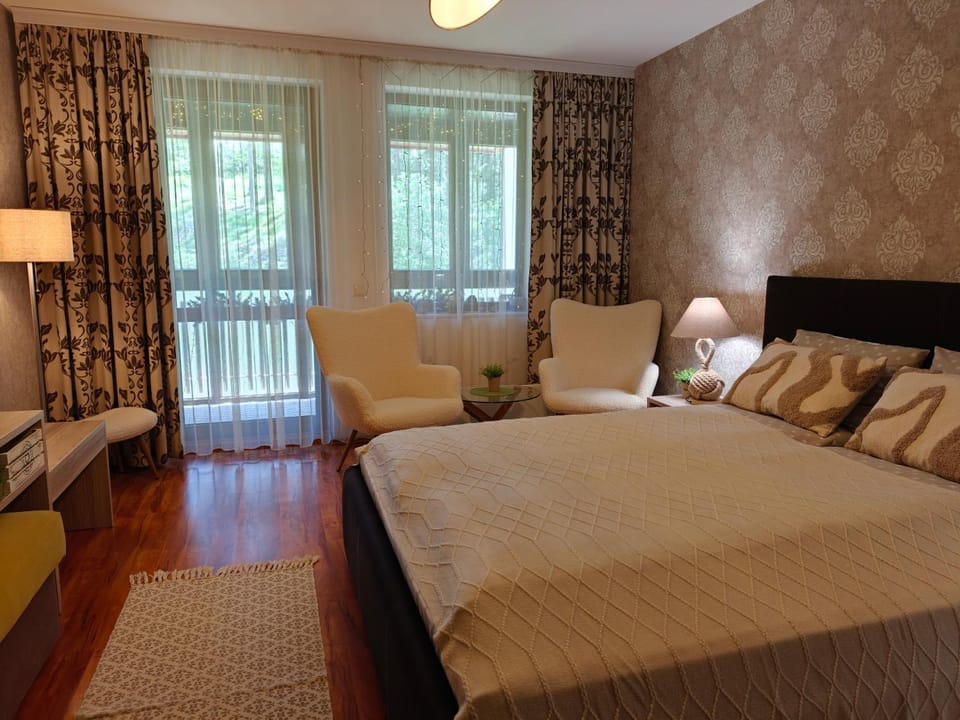 Photo of the whole room, Seating area, Bedroom