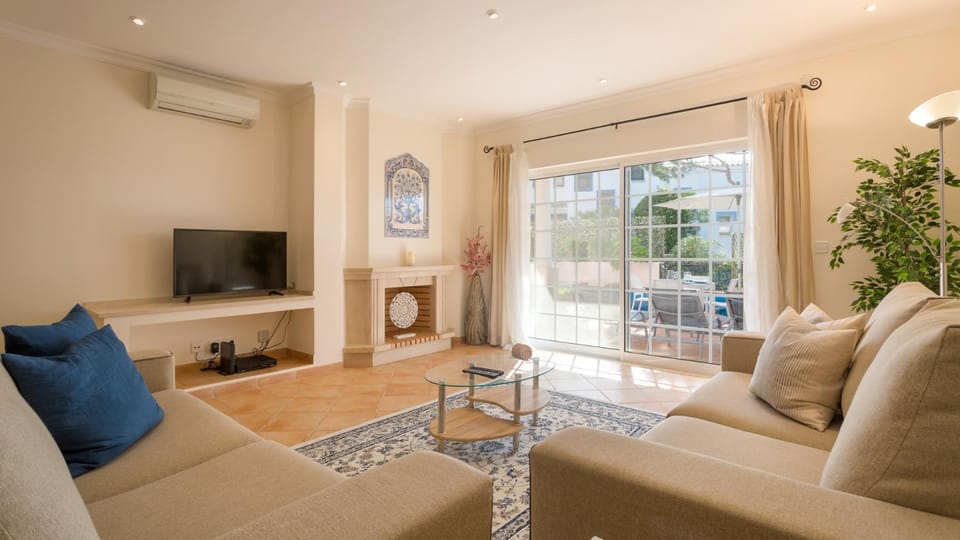 Communal lounge/ TV room, TV and multimedia, Living room