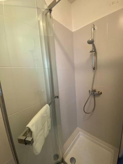 Shower, Bathroom, towels
