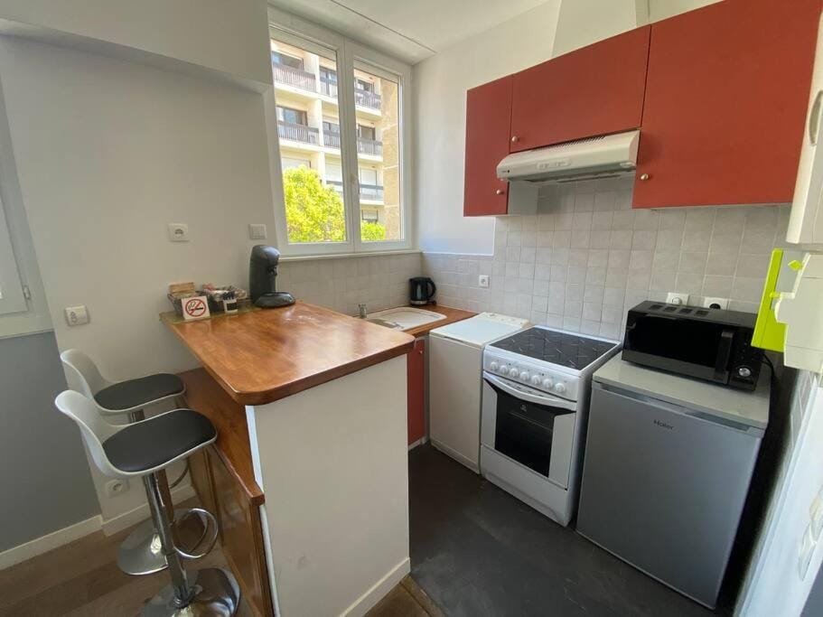 Kitchen or kitchenette, Dining area, oven, stove, toaster