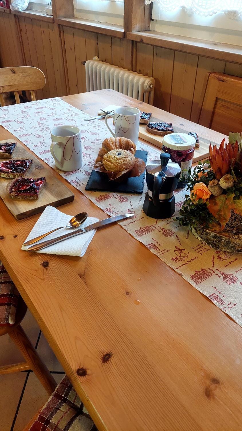 Kitchen or kitchenette, Breakfast