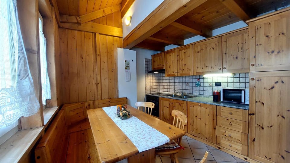 Kitchen or kitchenette, Dining area, minibar, pet friendly, stove